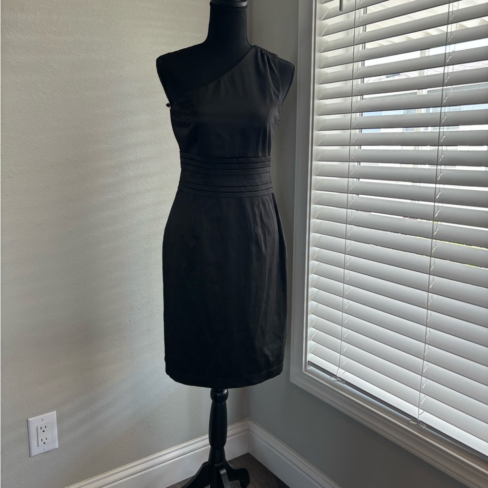 Side cut-outs black midi dress w slit in the back